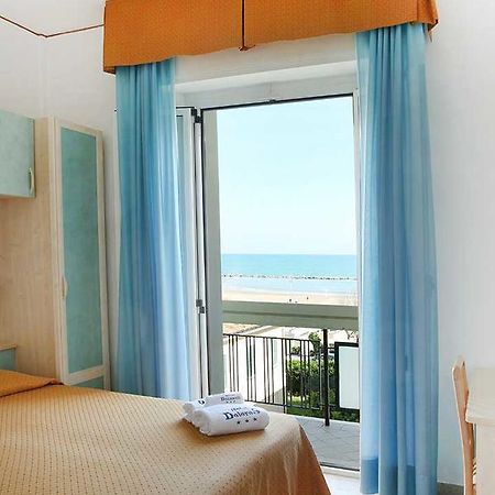 Hotel Dolores Римини Екстериор снимка