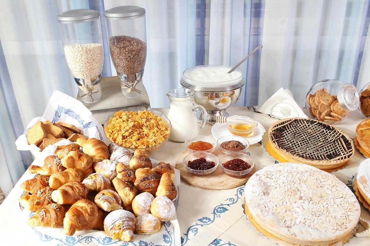 Hotel Dolores Римини Екстериор снимка