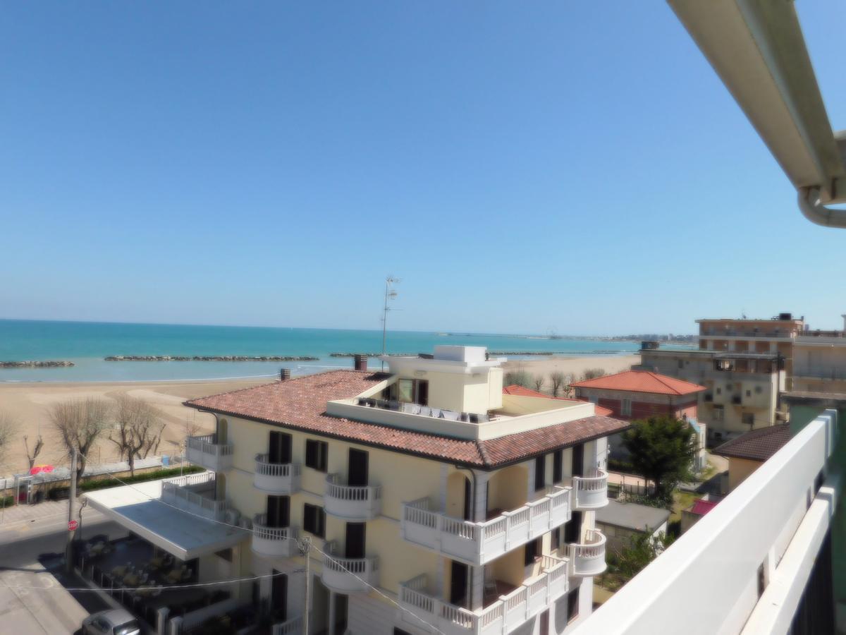 Hotel Dolores Римини Екстериор снимка