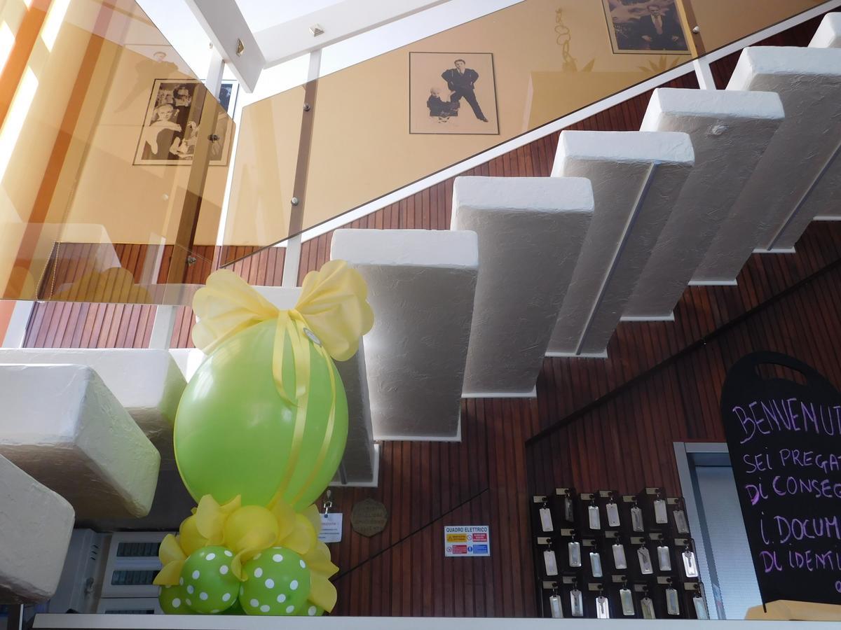 Hotel Dolores Римини Екстериор снимка