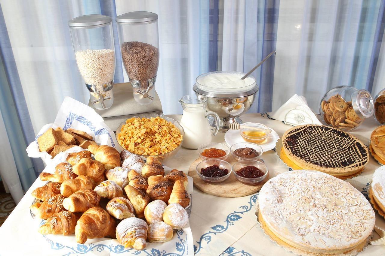Hotel Dolores Римини Екстериор снимка
