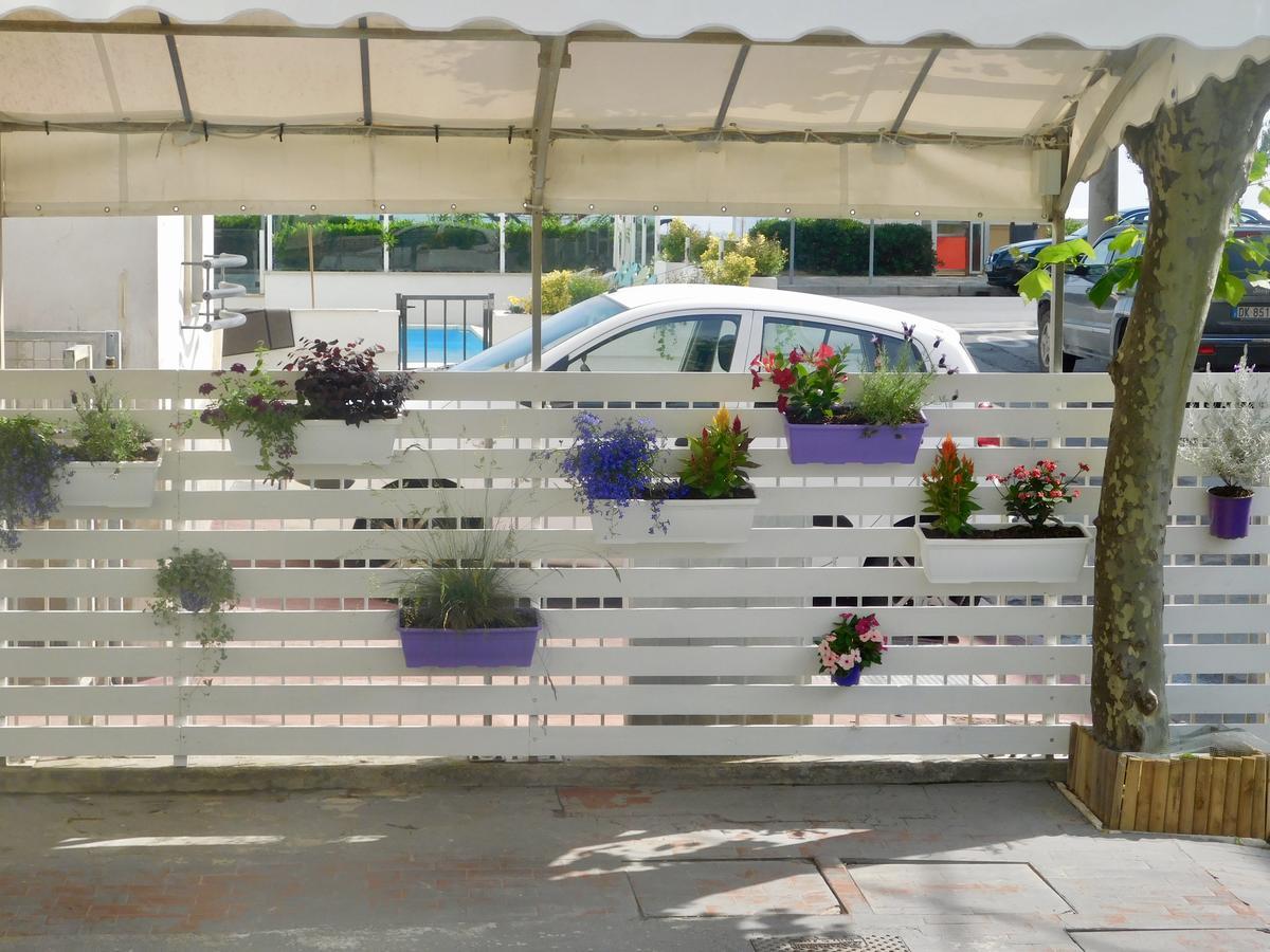Hotel Dolores Римини Екстериор снимка