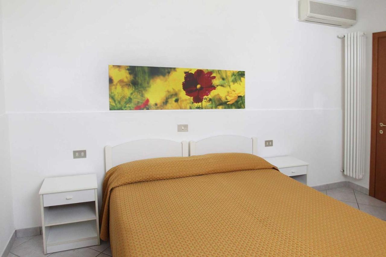 Hotel Dolores Римини Екстериор снимка