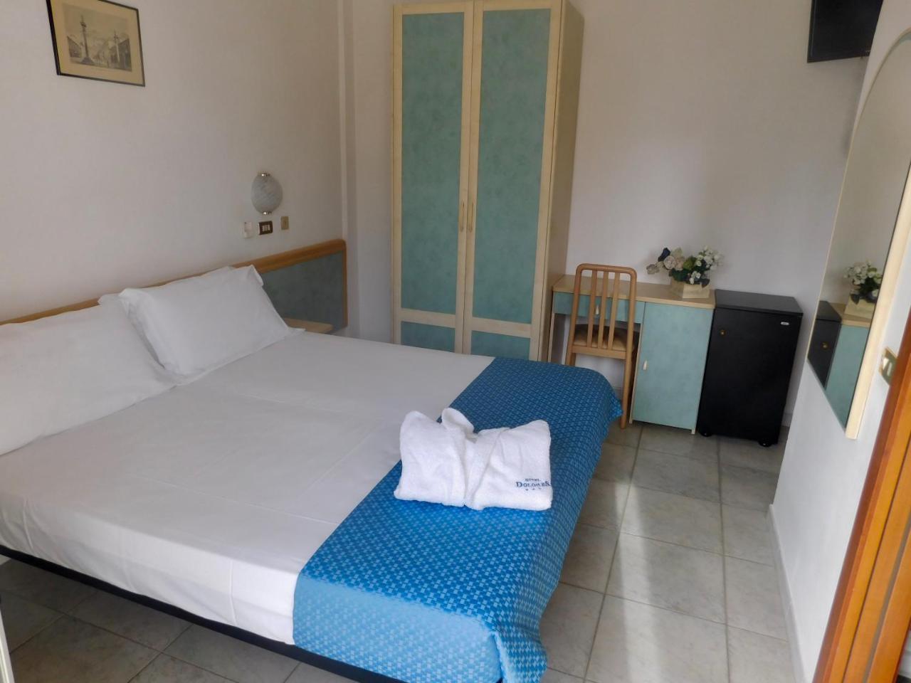 Hotel Dolores Римини Екстериор снимка