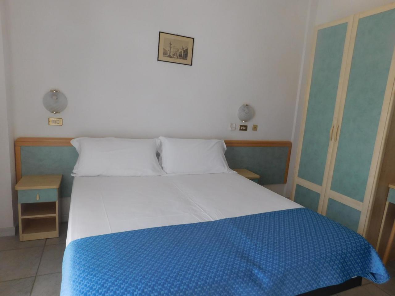 Hotel Dolores Римини Екстериор снимка