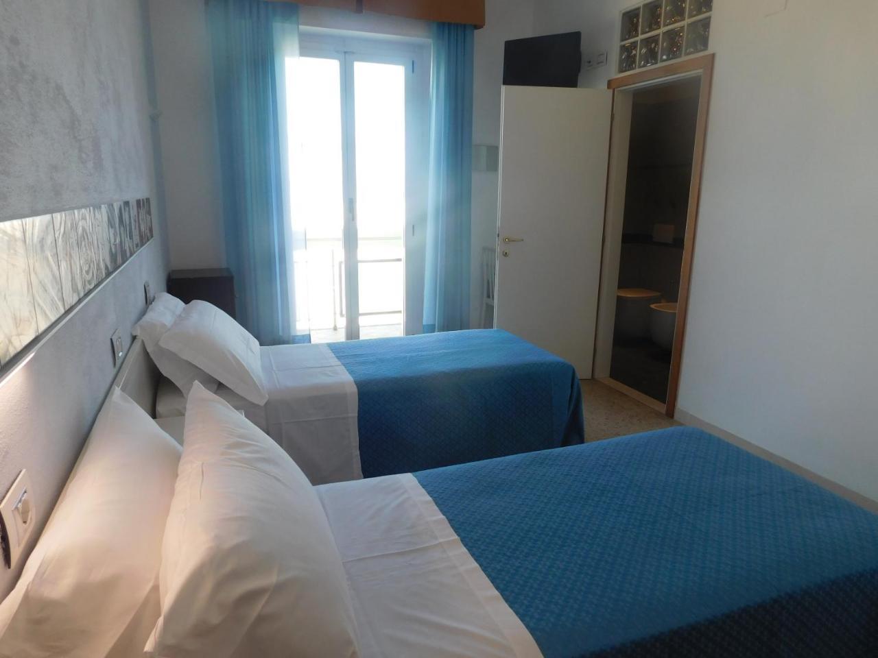 Hotel Dolores Римини Екстериор снимка