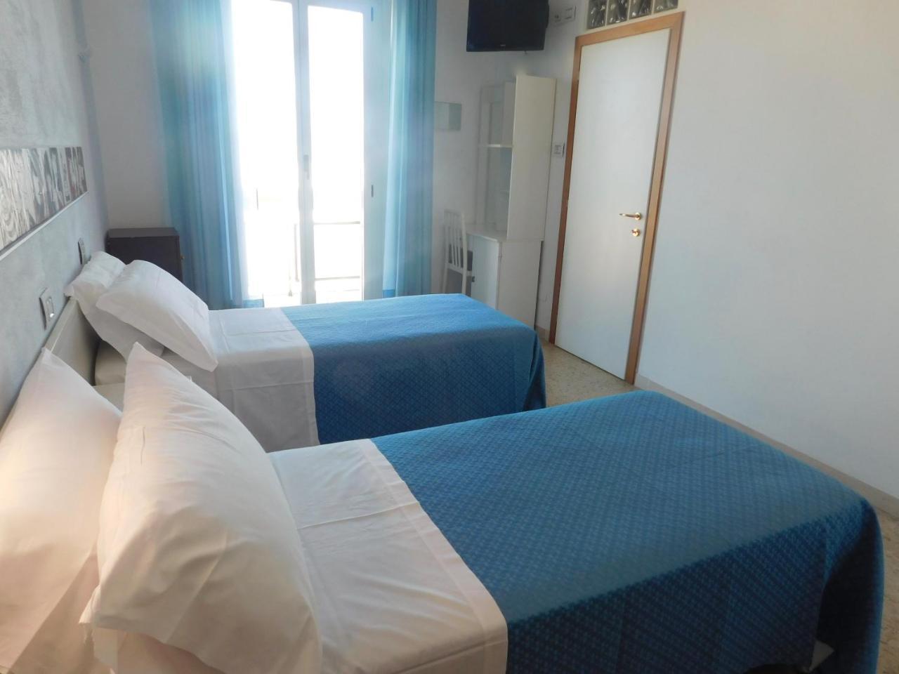 Hotel Dolores Римини Екстериор снимка