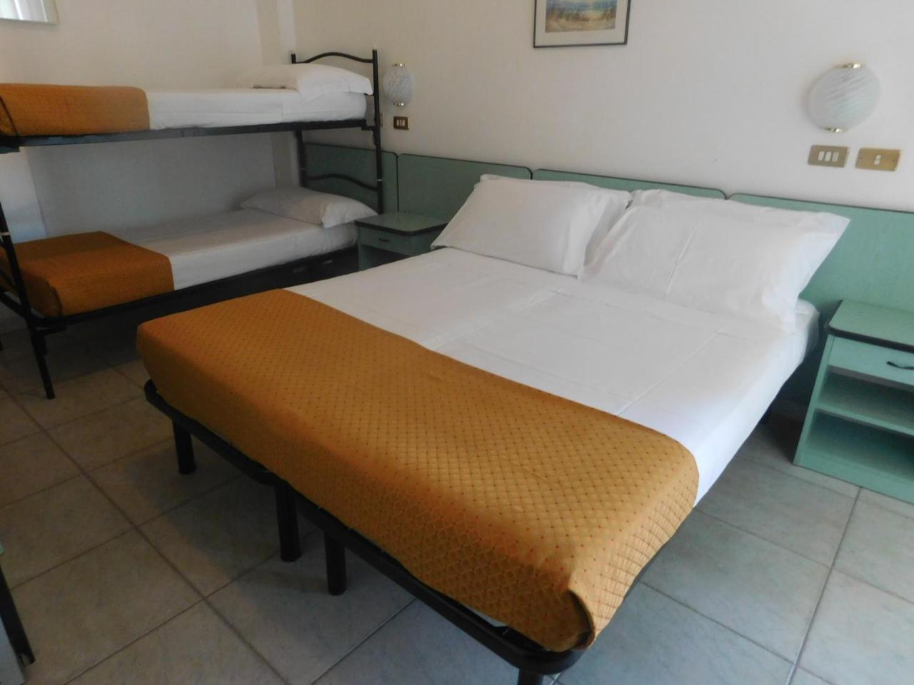 Hotel Dolores Римини Екстериор снимка
