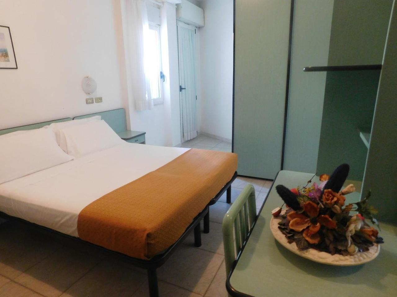 Hotel Dolores Римини Екстериор снимка