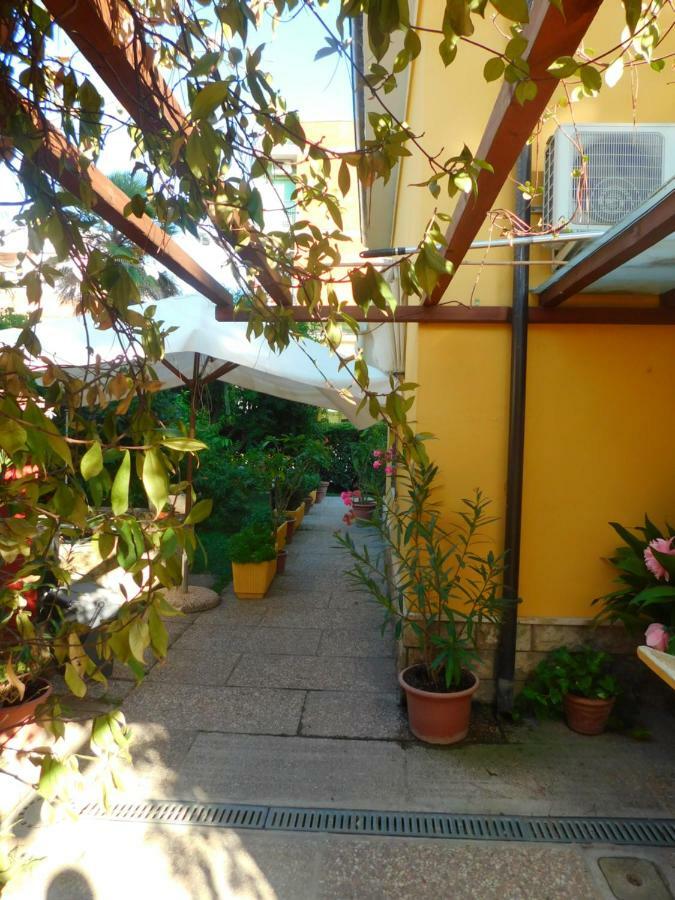 Hotel Dolores Римини Екстериор снимка