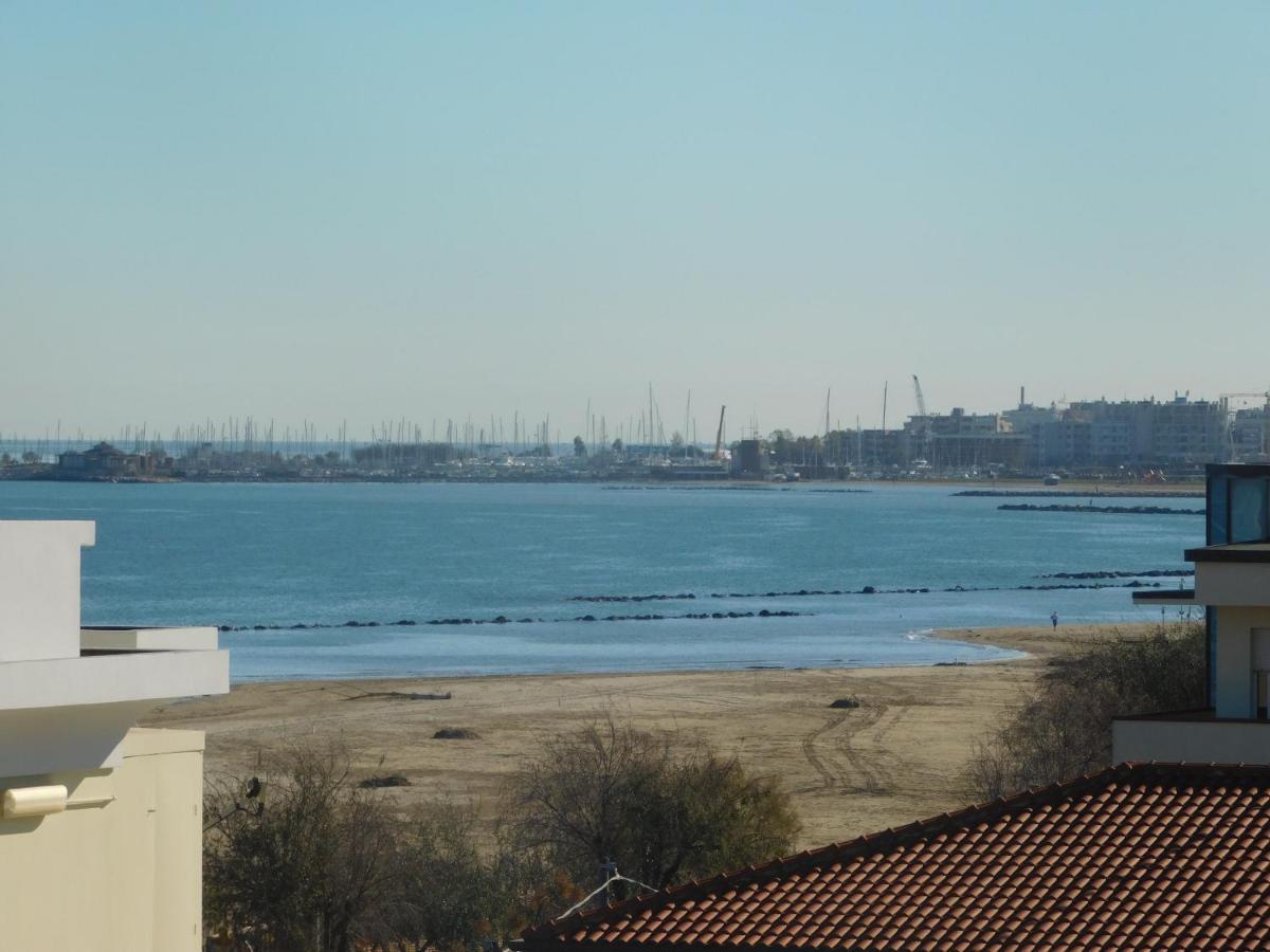 Hotel Dolores Римини Екстериор снимка